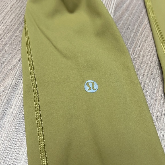 Lululemon Fast and Free High-Rise Tight 27” Non Reflective Suede in Grape Leaf 2 - Picture 4 of 7